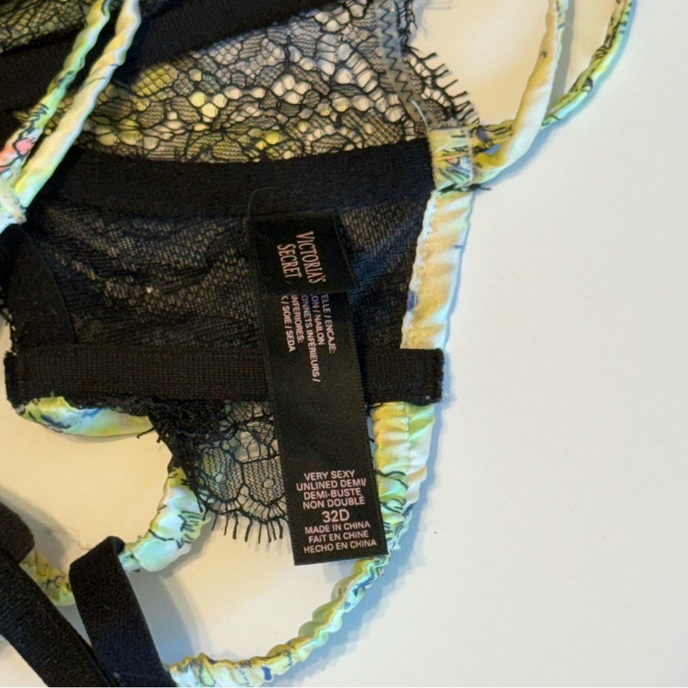 VS Designer Collection Fantasy Island Bra Set - Picture 5 of 9